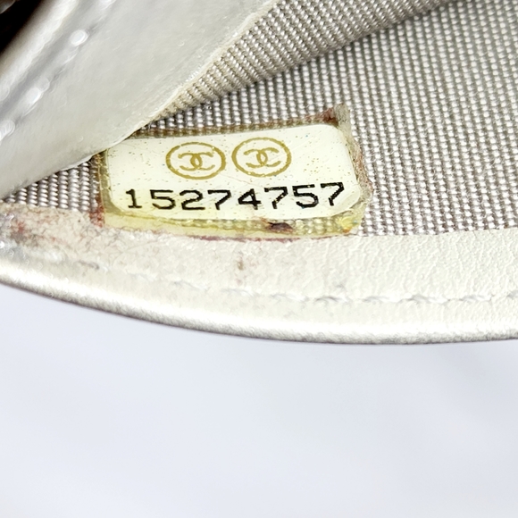 Chanel CC Interlocking Metallic Lambskin Silver Wallet - Picture 5 of 5